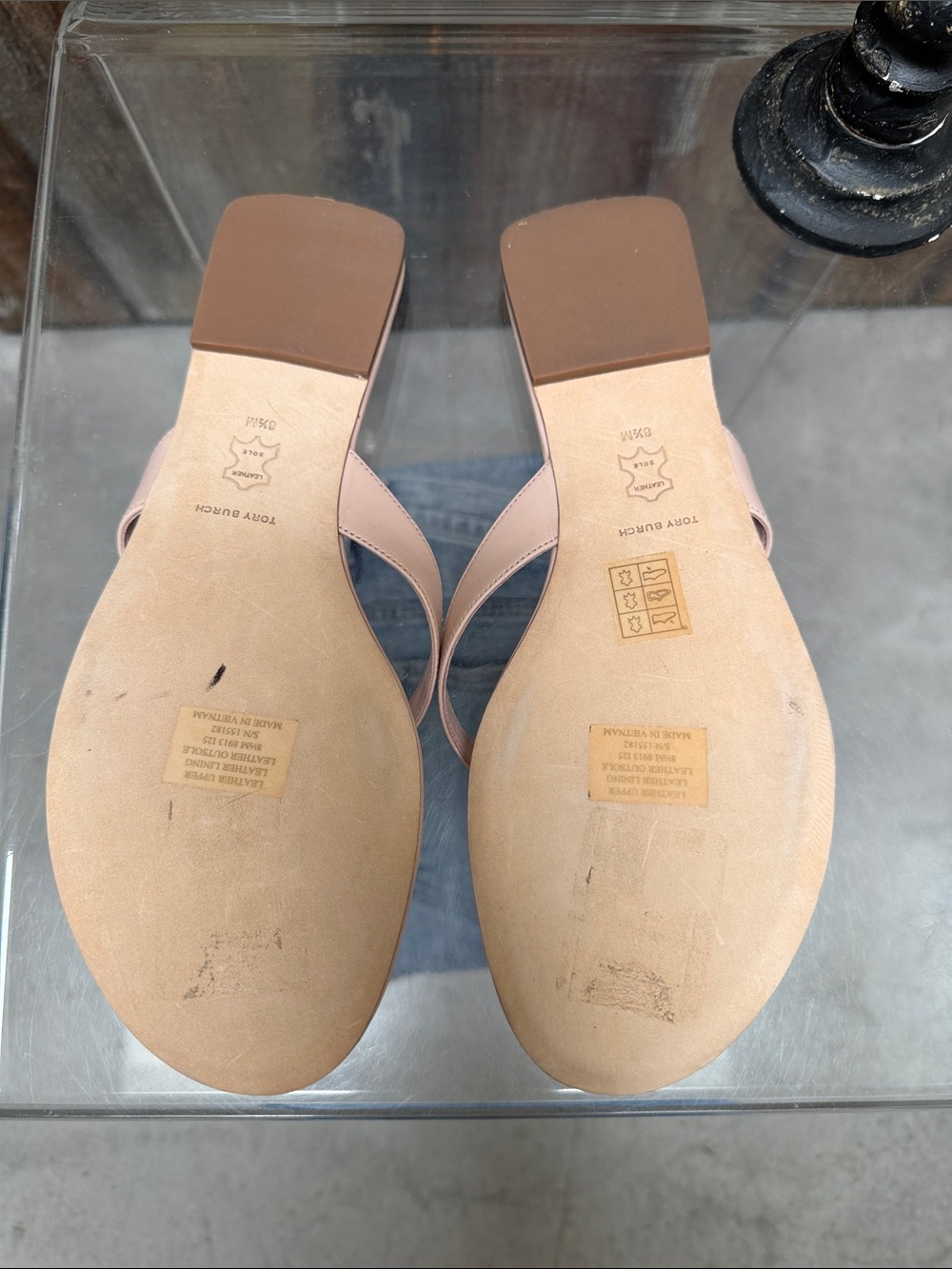 New Tory Burch Blush Pink T-Strap Sandals with Gold Logo Accent 8.5 - Picture 5 of 7